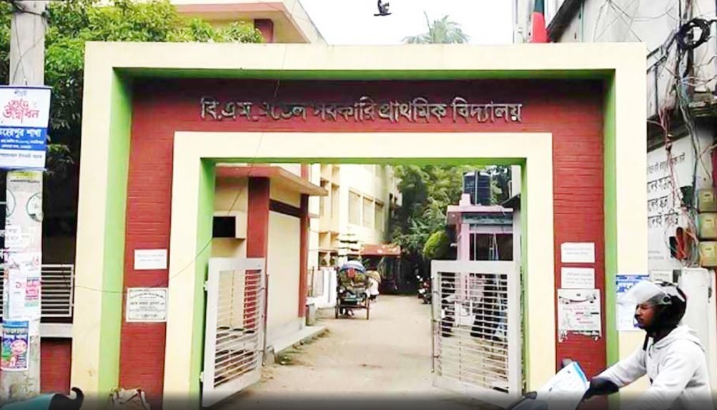 বাস্তবে যেন ‘ছুটির ঘণ্টা’ সিনেমা, স্কুলের বাথরুমে আটকে ছিল শিশু